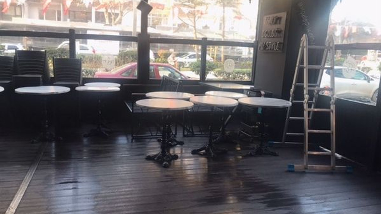 Esnaf bir umut dükkanı temizledi